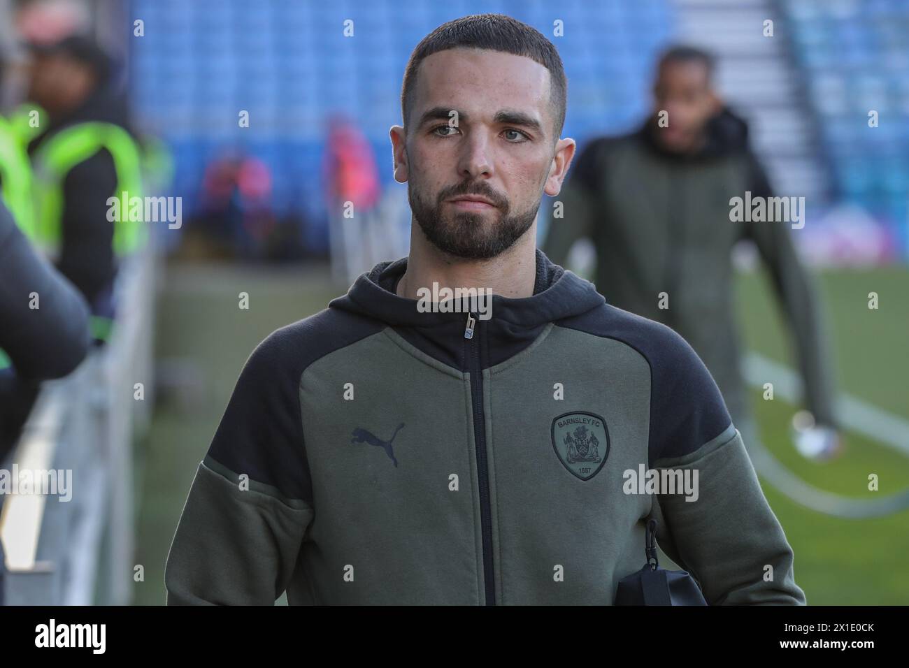 Adam Phillips de Barnsley arrive lors du match de Sky Bet League 1 Portsmouth vs Barnsley à Fratton Park, Portsmouth, Royaume-Uni. 16 avril 2024. (Photo par Alfie Cosgrove/News images) à Portsmouth, Royaume-Uni le 16/04/2024. (Photo par Alfie Cosgrove/News images/SIPA USA) crédit : SIPA USA/Alamy Live News Banque D'Images