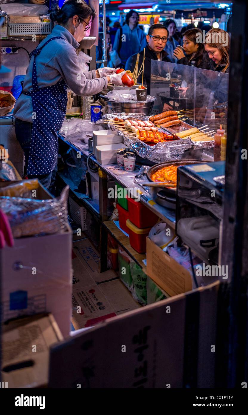 Streetfood venor dans les rues de Séoul, Corée du Sud dans la soirée Banque D'Images