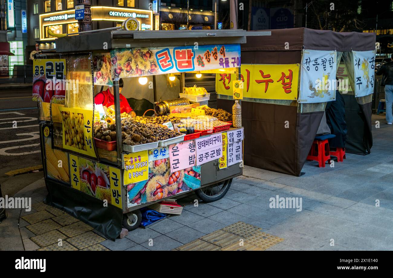 Streetfood venor dans les rues de Séoul, Corée du Sud dans la soirée Banque D'Images