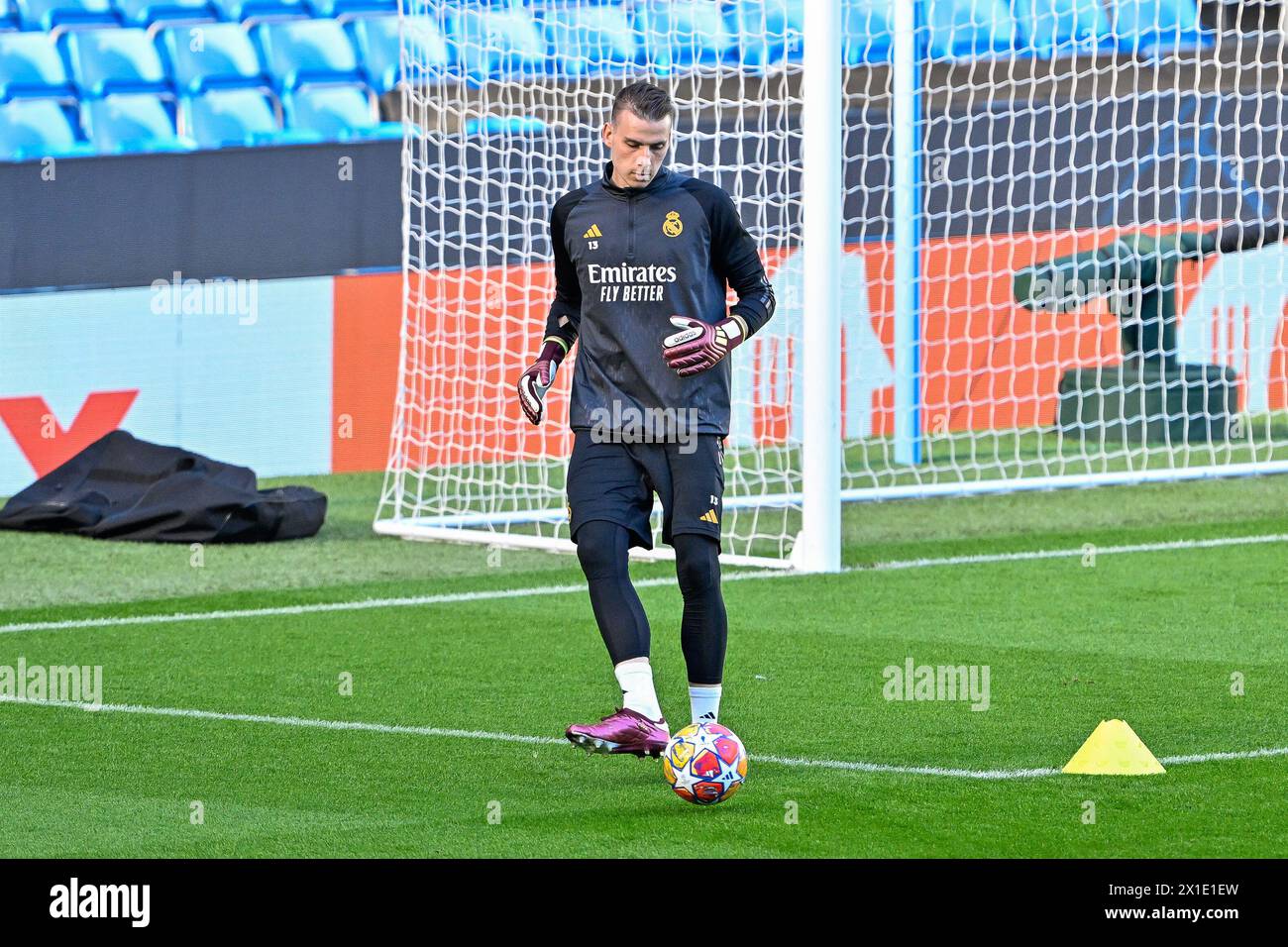 Andriy Lunin du Real Madrid lors de la session d'entraînement de la Ligue des Champions du Real Madrid au stade Etihad, Manchester, Royaume-Uni, le 16 avril 2024 (photo de Cody Froggatt/Actualités images) Banque D'Images