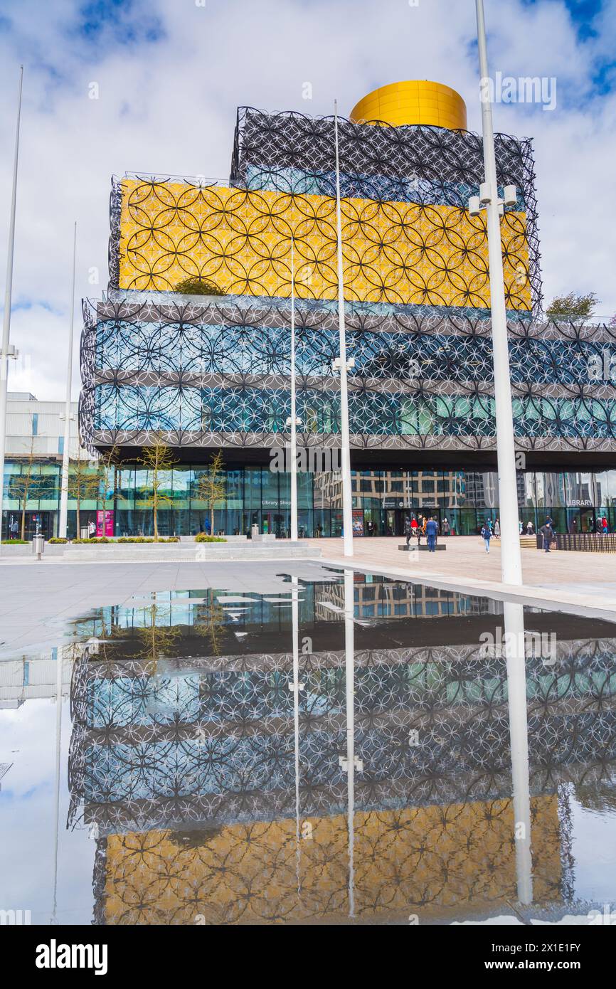 Birmingham, Royaume-Uni 16 avril 2024 : vue portrait de la façade de la bibliothèque de Birmingham avec des reflets Banque D'Images