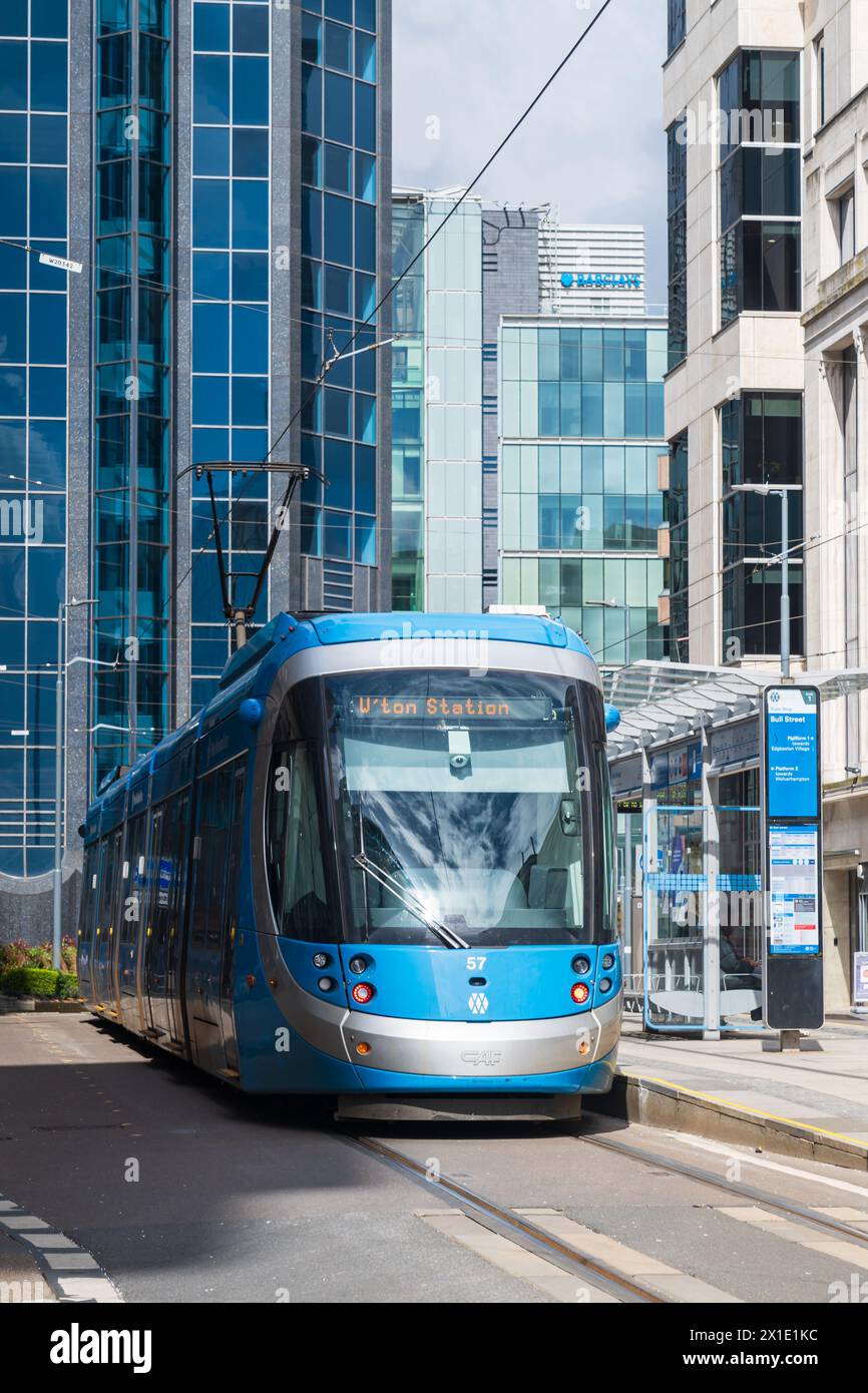 Birmingham, Royaume-Uni 16 avril 2024 : le tramway CAF Urbos 3 à un arrêt à Bull Street, Birmingham, Royaume-Uni Banque D'Images