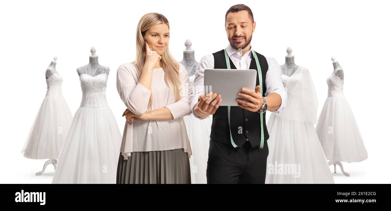 Créateur de mode avec une tablette montrant des robes à une jeune femme, mariée à isoler sur fond blanc Banque D'Images