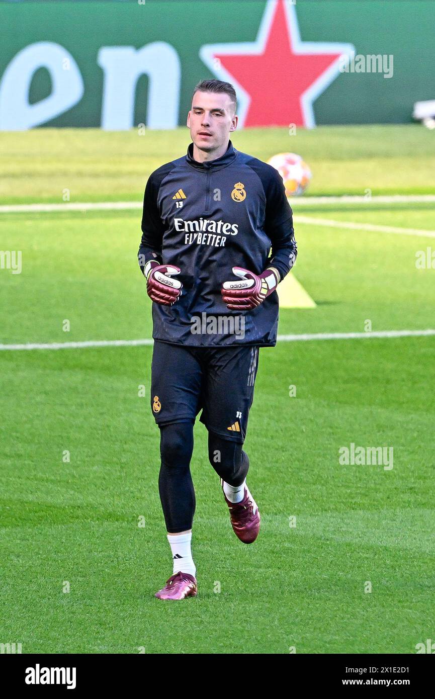 Andriy Lunin du Real Madrid lors de la séance d'entraînement de la Ligue des Champions du Real Madrid au stade Etihad, Manchester, Royaume-Uni. 16 avril 2024. (Photo de Cody Froggatt/News images) in, le 16/04/2024. (Photo de Cody Froggatt/News images/Sipa USA) crédit : Sipa USA/Alamy Live News Banque D'Images