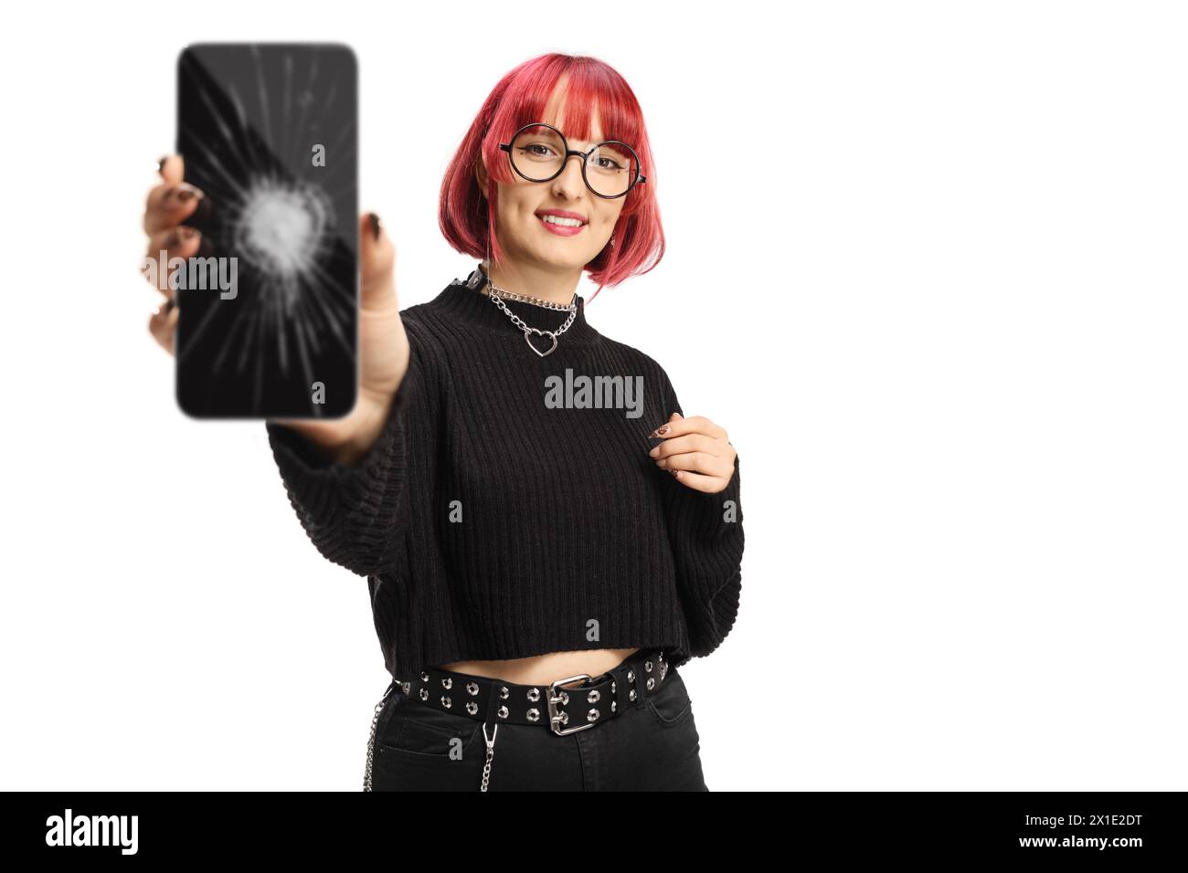 Jeune femme aux cheveux roux tenant un smartphone avec un écran cassé isolé sur fond blanc Banque D'Images