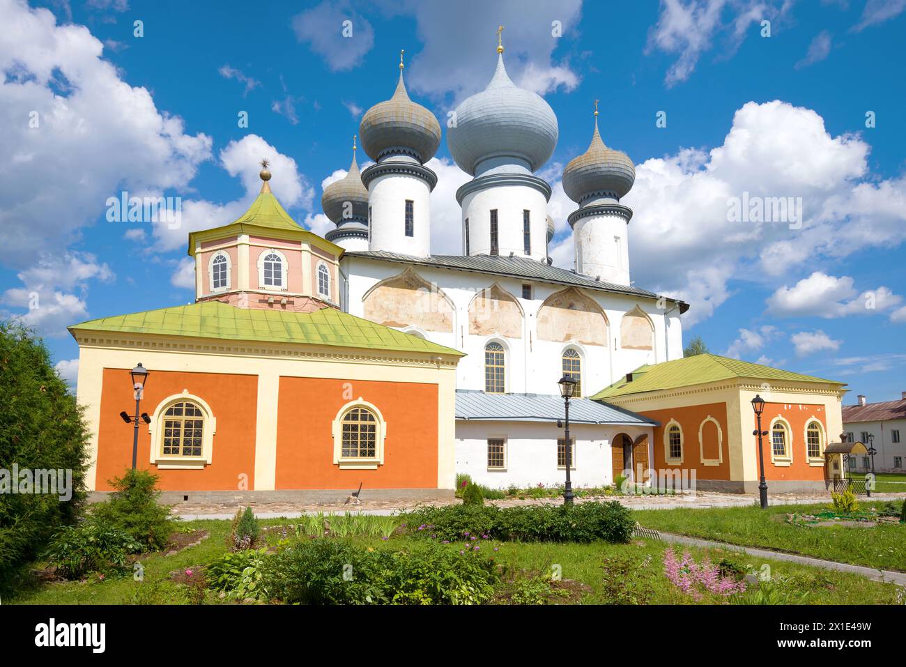 Cathédrale de l'Assomption de la Bienheureuse Vierge Marie gros plan sur une journée ensoleillée de juillet. Monastère de Tikhvin Assomption, Russie Banque D'Images