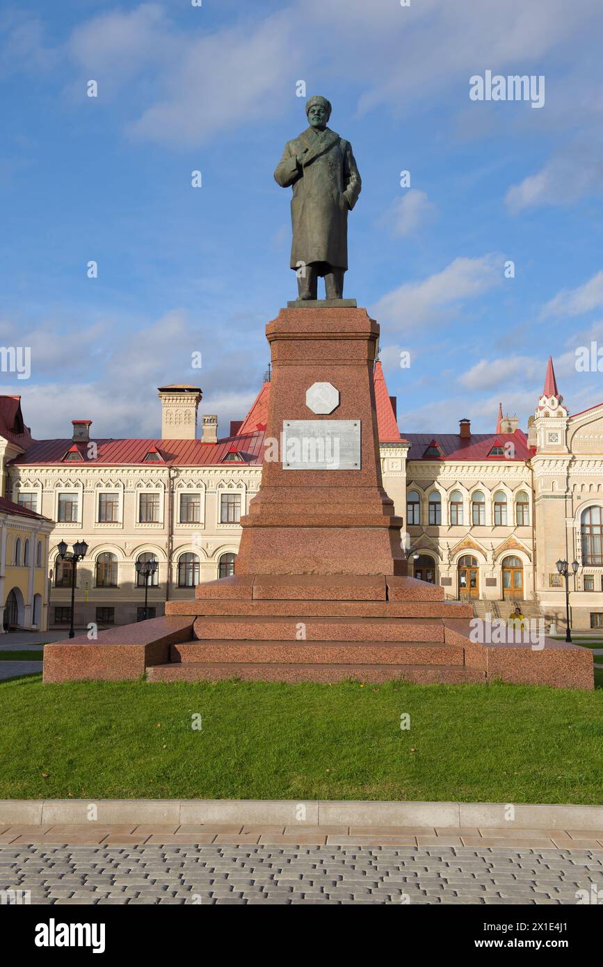 RYBINSK, RUSSIE - 26 SEPTEMBRE 2018 : Monument à V. I. Lénine sur la place Rouge par une journée ensoleillée Banque D'Images