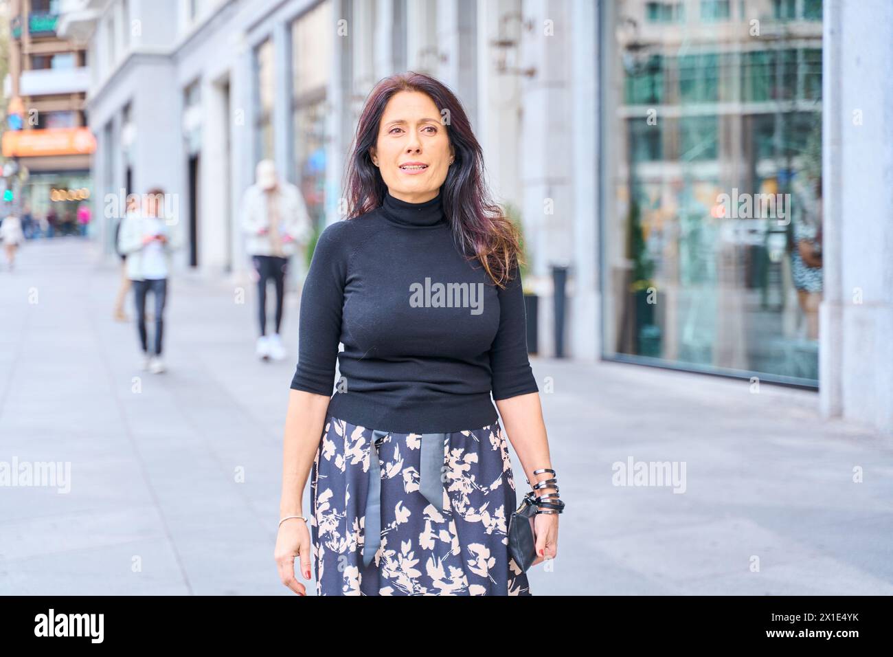 femme de mode mature marchant dans les rues de la ville Banque D'Images