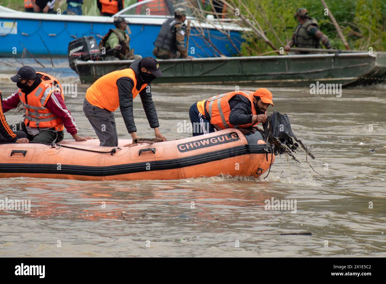 Les sauveteurs de la National Disaster Response Force (NDRF) collectent un sac d’écoliers disparus alors qu’ils mènent une opération de sauvetage et de recherche après qu’un bateau a chaviré dans la rivière Jhelum. Au moins six personnes sont mortes et 19 sont portées disparues après que le bateau a chaviré dans la rivière Jhelum près de Srinagar, la plupart des passagers étant des enfants sur le chemin de l'école. Les sauveteurs et les commandos de marine de l'armée indienne se bousculent pour trouver des survivants comme des centaines inquiets et en deuil. De fortes pluies sont tombées sur la région himalayenne au cours des derniers jours, ce qui a provoqué la tragédie. Banque D'Images