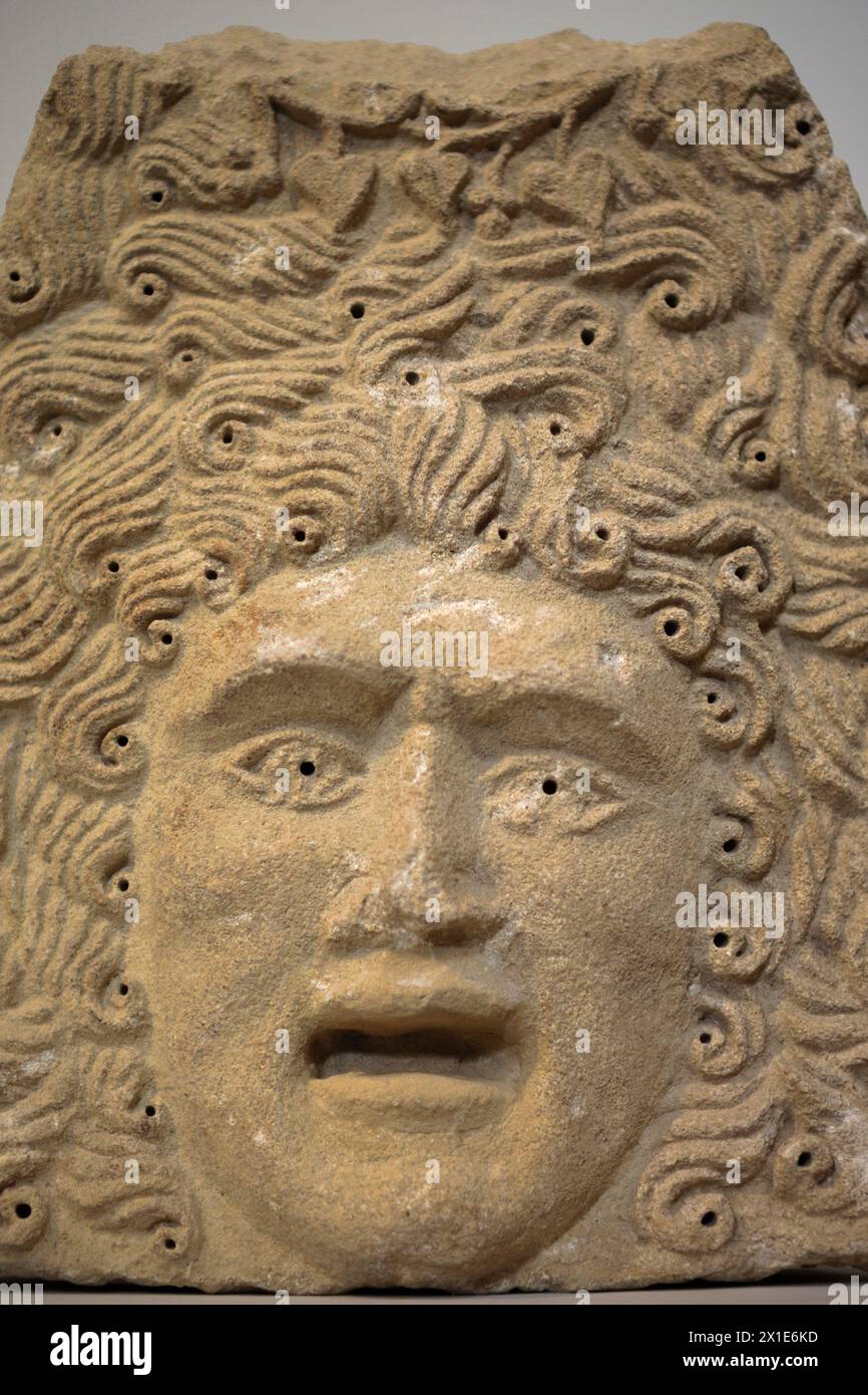 Masque tragique gallo-romain fait pour la décoration de tombes, IIe siècle après JC ; abrité par le Musée Lapidaire, à Avignon, Provence-Alpes-Côte-d'Azur, France Banque D'Images