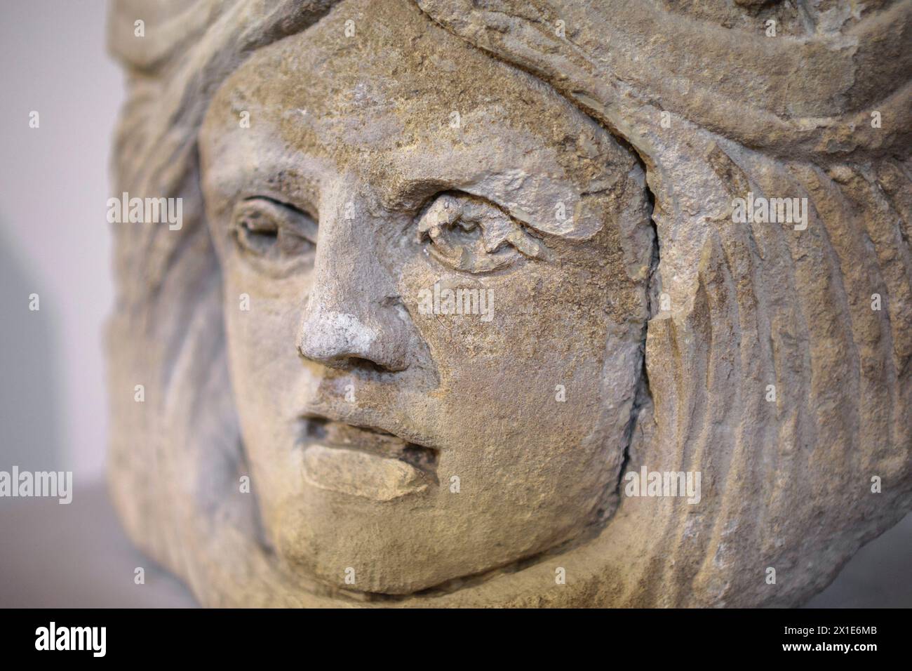 Masque tragique féminin gallo-romain fait pour la décoration de tombes, IIe siècle après JC ; au Musée Lapidaire, à Avignon, Provence-Alpes-Côte-d'Azur, France Banque D'Images