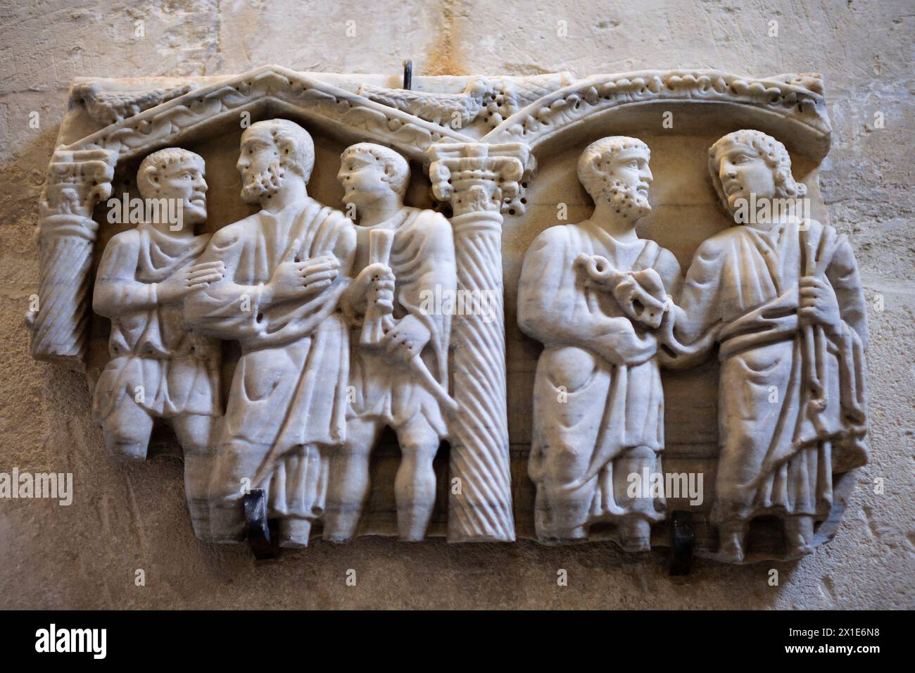 Fragments de sculpture de sarcophage (15C AD) montrant l'arrestation de Saint Pierre et Christ lui remettant les clés. Musée lapidaire, Avignon, France Banque D'Images