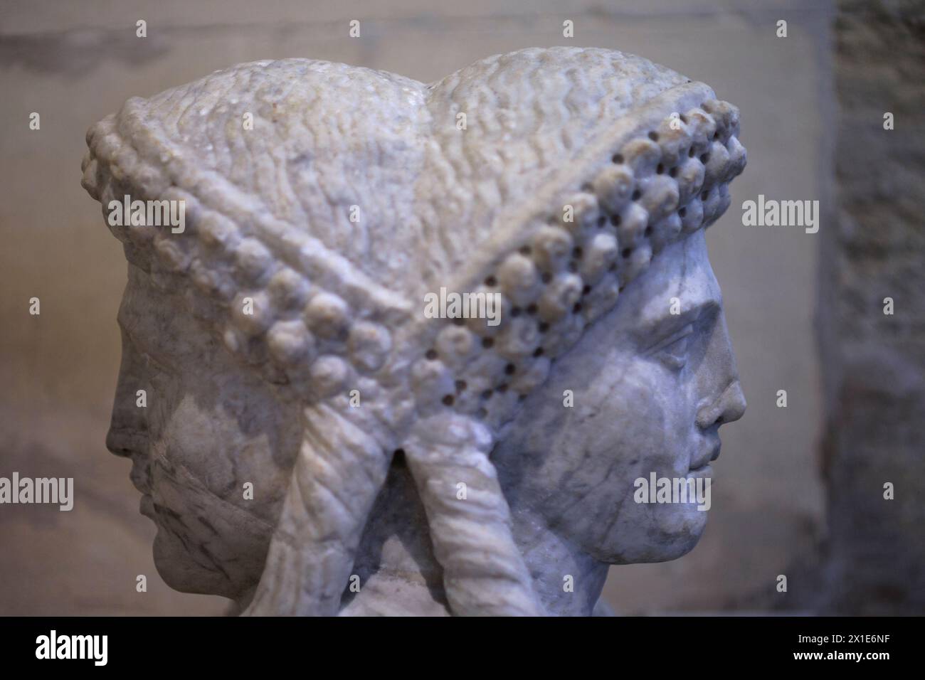 Buste à tête Janus d'un jeune de l'Empire romain (origine précise inconnue), conservé au Musée Lapidaire, à Avignon, Provence, France Banque D'Images