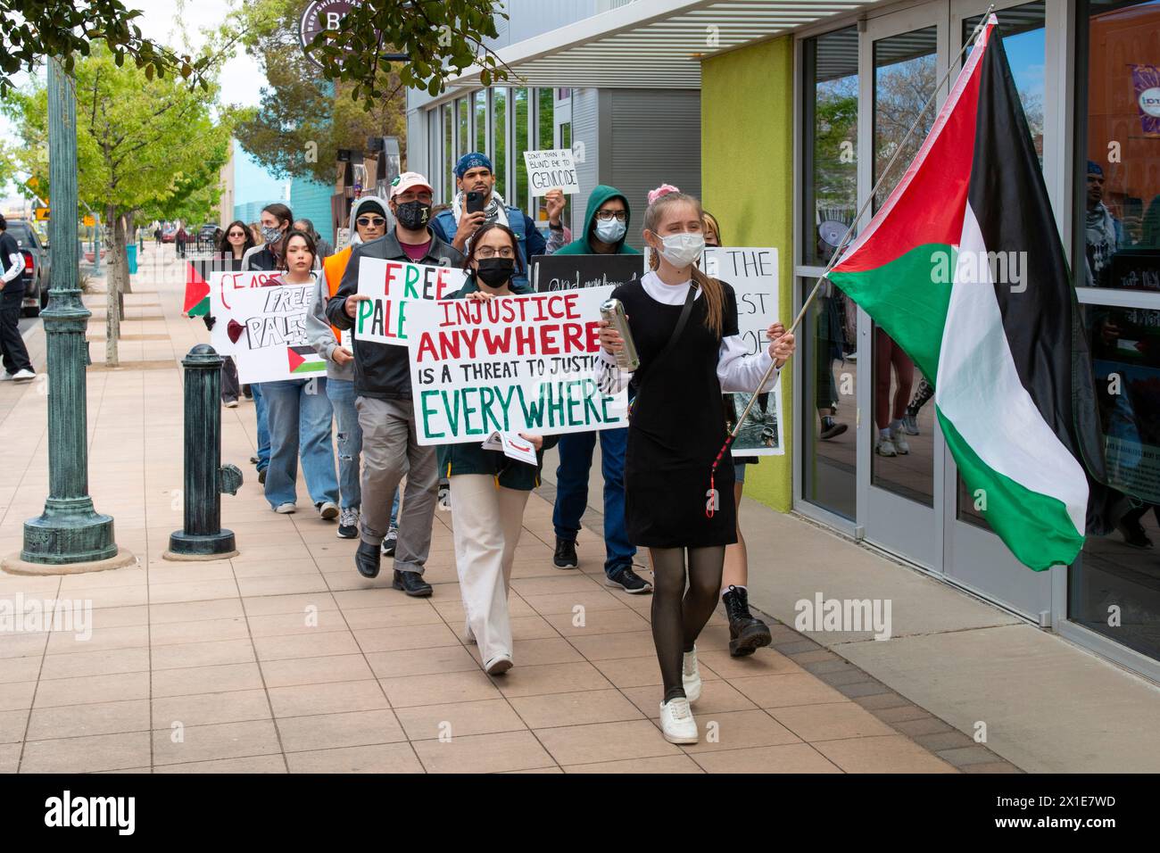 Supoort pour la Palestine et protestation anti-juive de la population contre la guerre en Palestine vue à Las Cruces, NM Banque D'Images