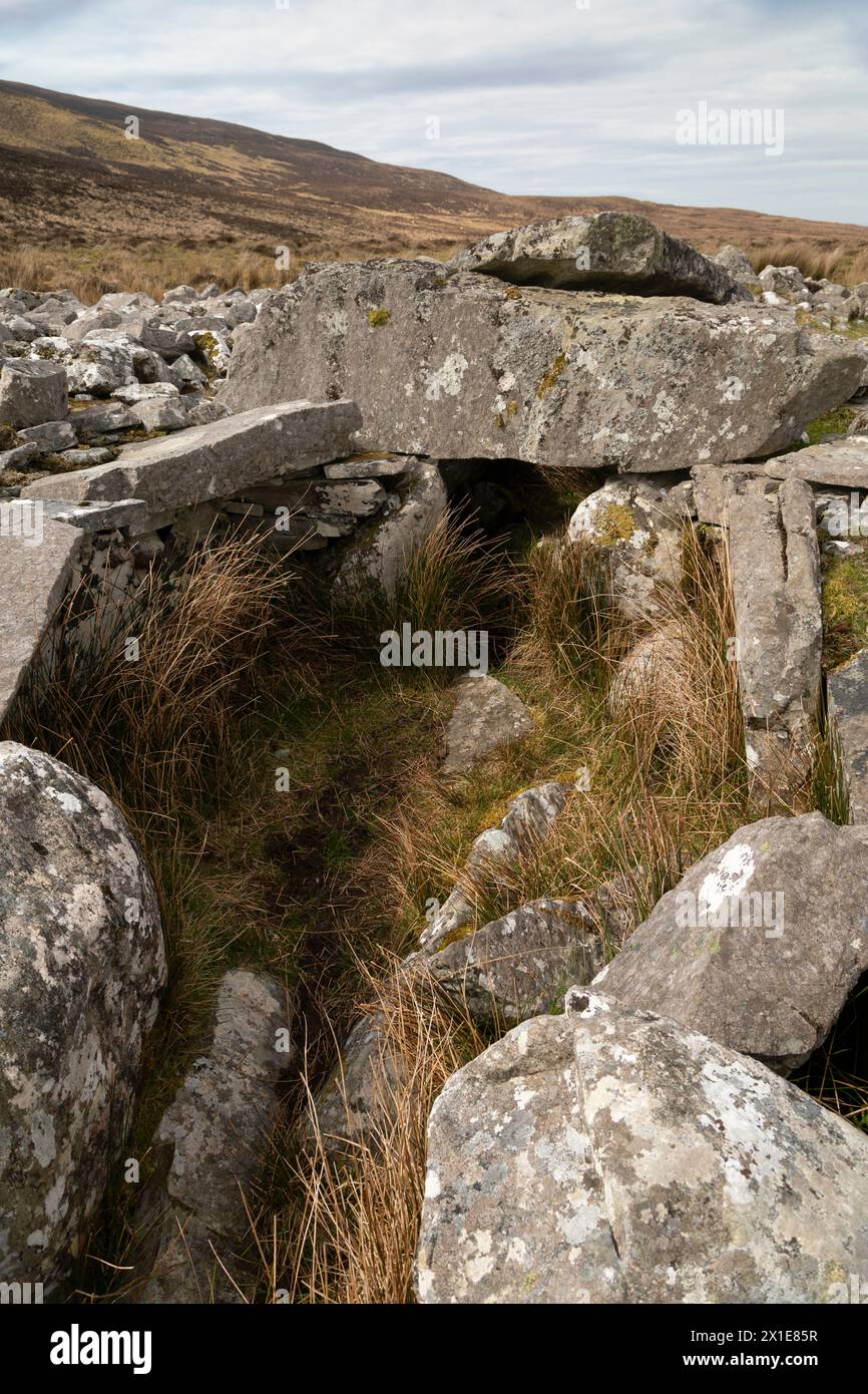 Tombe de la cour de Cloghanmore près de Glencolumcille sur la Wild Atlantic Way à Donegal en Irlande Europe Banque D'Images