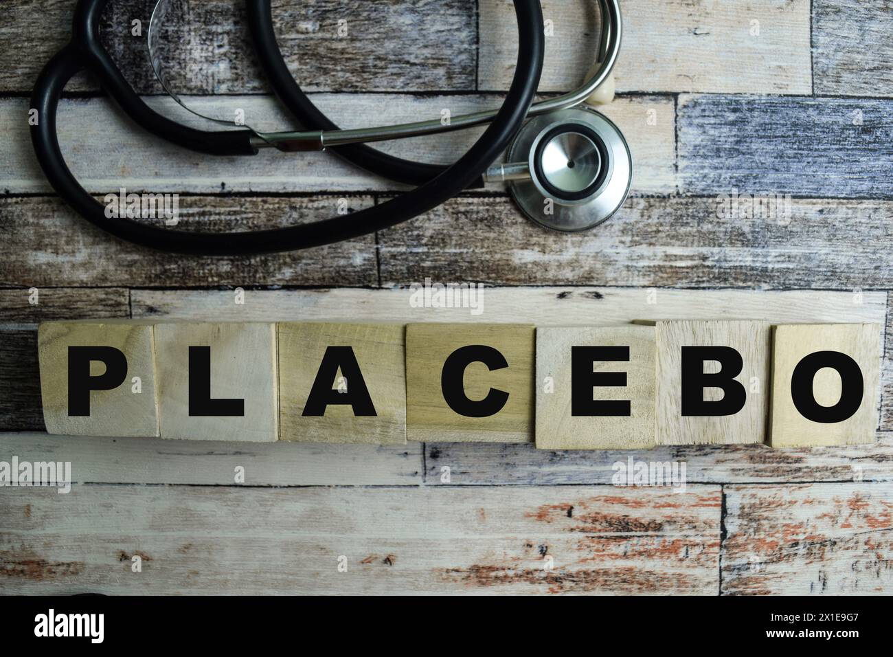 Concept des cubes en bois avec le mot placebo sur fond en bois. Banque D'Images