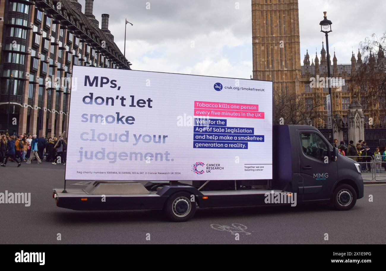 Londres, Angleterre, Royaume-Uni. 16 avril 2024. Un ad van avec un message de cancer Research UK exhortant les députés à soutenir le projet de loi passe à Westminster alors que les députés votent sur un projet de loi qui interdirait à quiconque né après 2009 de pouvoir jamais acheter des cigarettes. (Crédit image : © Vuk Valcic/ZUMA Press Wire) USAGE ÉDITORIAL SEULEMENT! Non destiné à UN USAGE commercial ! Banque D'Images