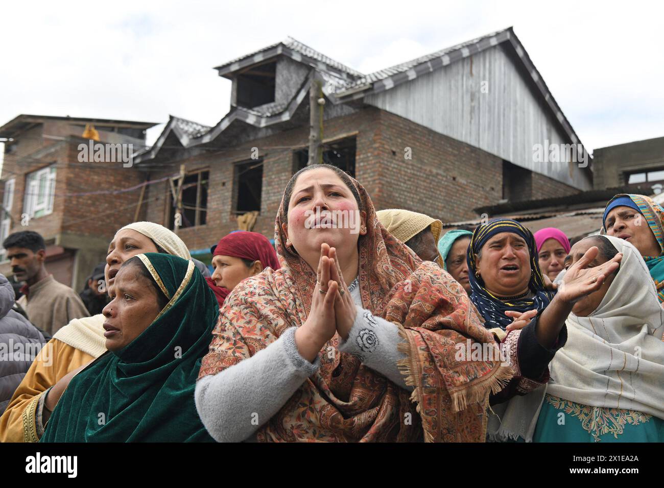 Srinagar, Inde. 16 avril 2024. Une femme pleure après que ses proches ont perdu la vie dans un bateau chavirant dans la rivière Jhelum mardi. Les autorités ont signalé que six personnes, dont quatre enfants, sont mortes. Le 16 avril 2024, Srinagar, Inde. (Photo de Basit ZARGAR/ Credit : Eyepix Group/Alamy Live News Banque D'Images