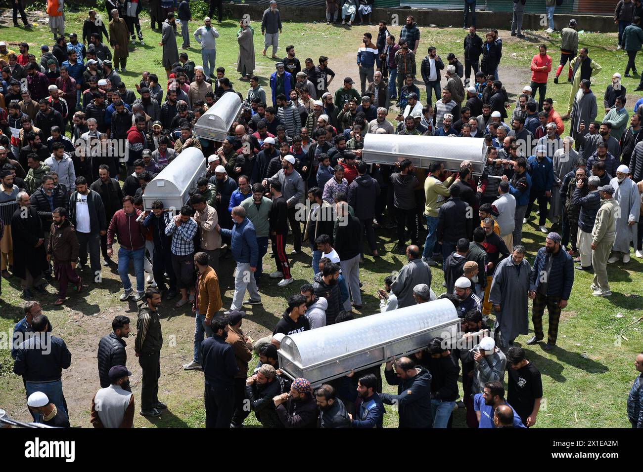 Srinagar, Inde. 16 avril 2024. Les gens portent les cercueils des victimes qui sont mortes dans un bateau chavirant dans la rivière Jhelum mardi. Les autorités ont signalé que six personnes, dont quatre enfants, sont mortes. Le 16 avril 2024, Srinagar, Inde. (Photo de Basit ZARGAR/ Credit : Eyepix Group/Alamy Live News Banque D'Images