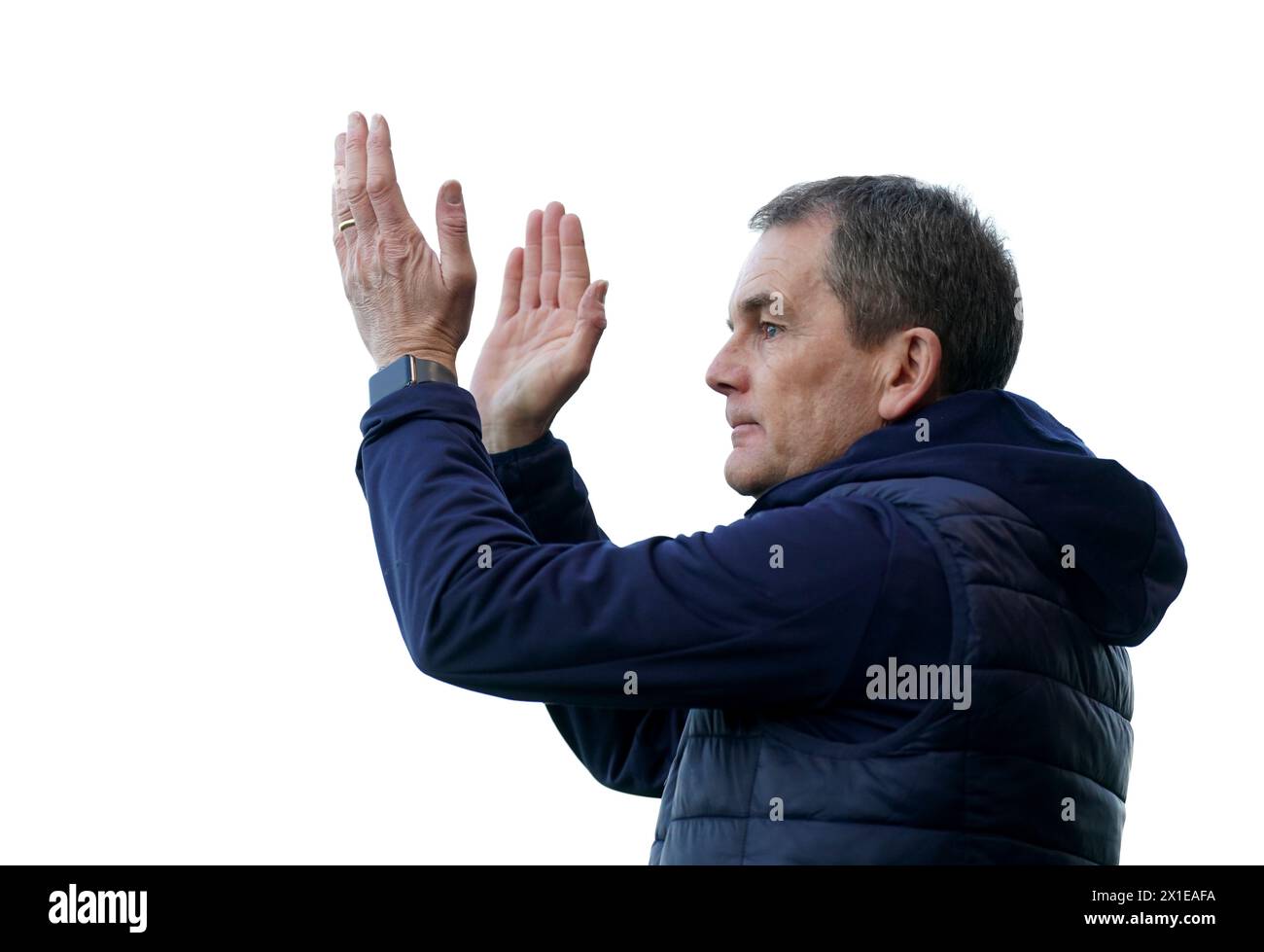 John Doolan, entraîneur d'Accrington Stanley, applaudit sur la ligne de touche lors du match de Sky Bet League Two au One Call Stadium de Mansfield. Date de la photo : mardi 16 avril 2024. Banque D'Images