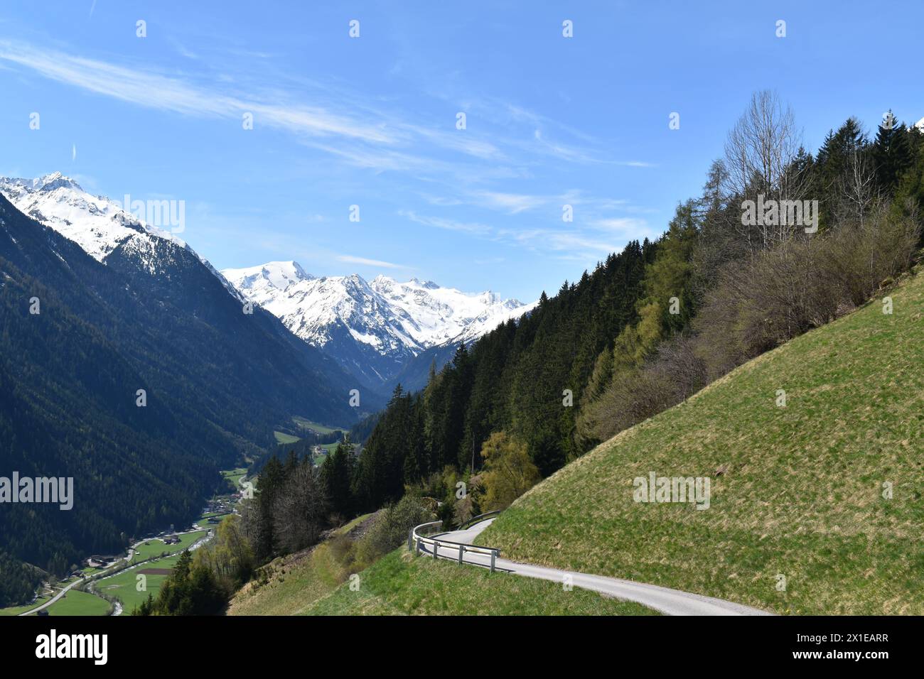 Vue de la belle vallée de Stubai sous le glacier de Stubai avec de petits villages. Autriche Alpes région du Tyrol. Banque D'Images