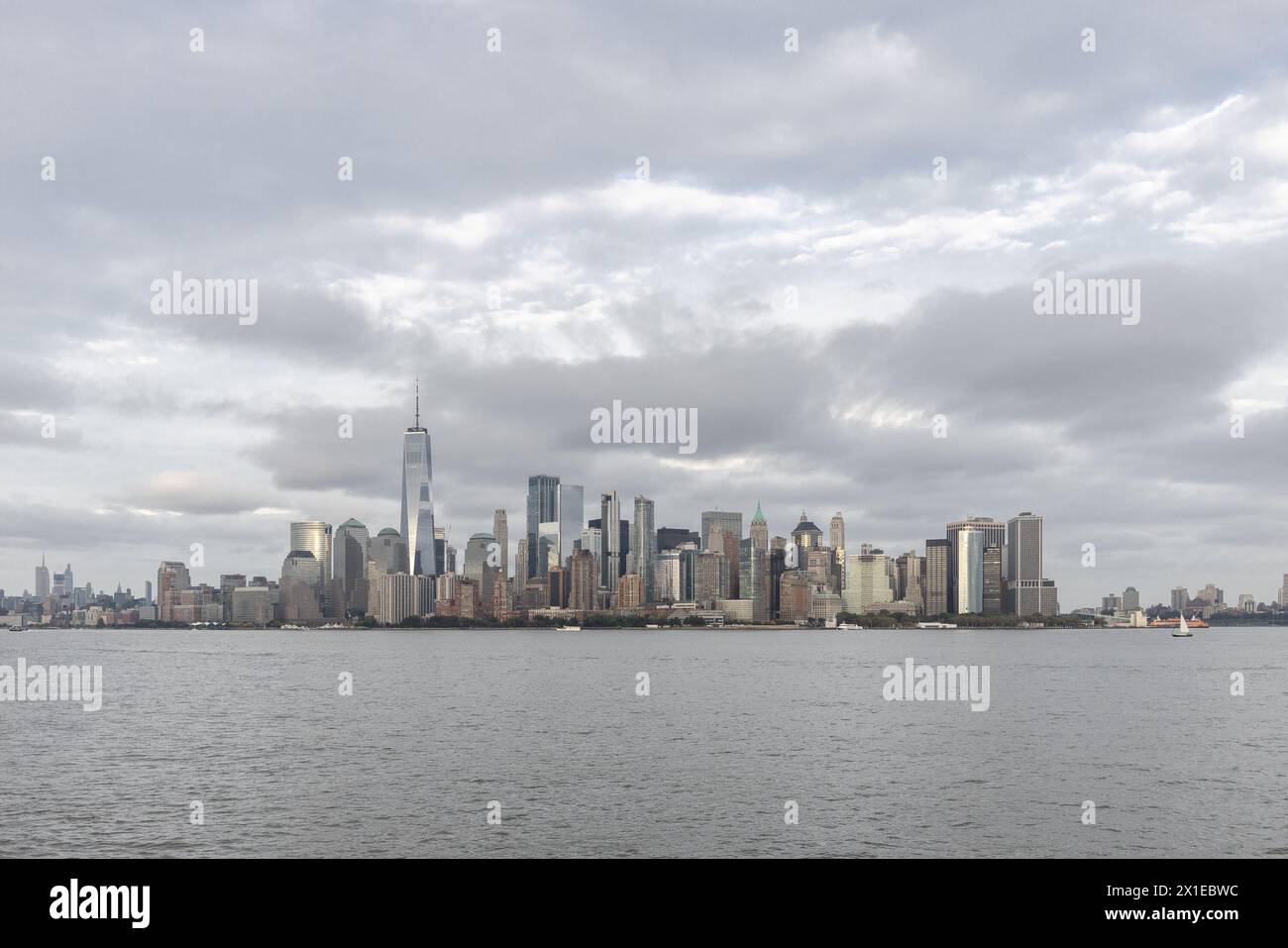 New York, ligne du ciel, vu du côté de l'eau dans la soirée Banque D'Images