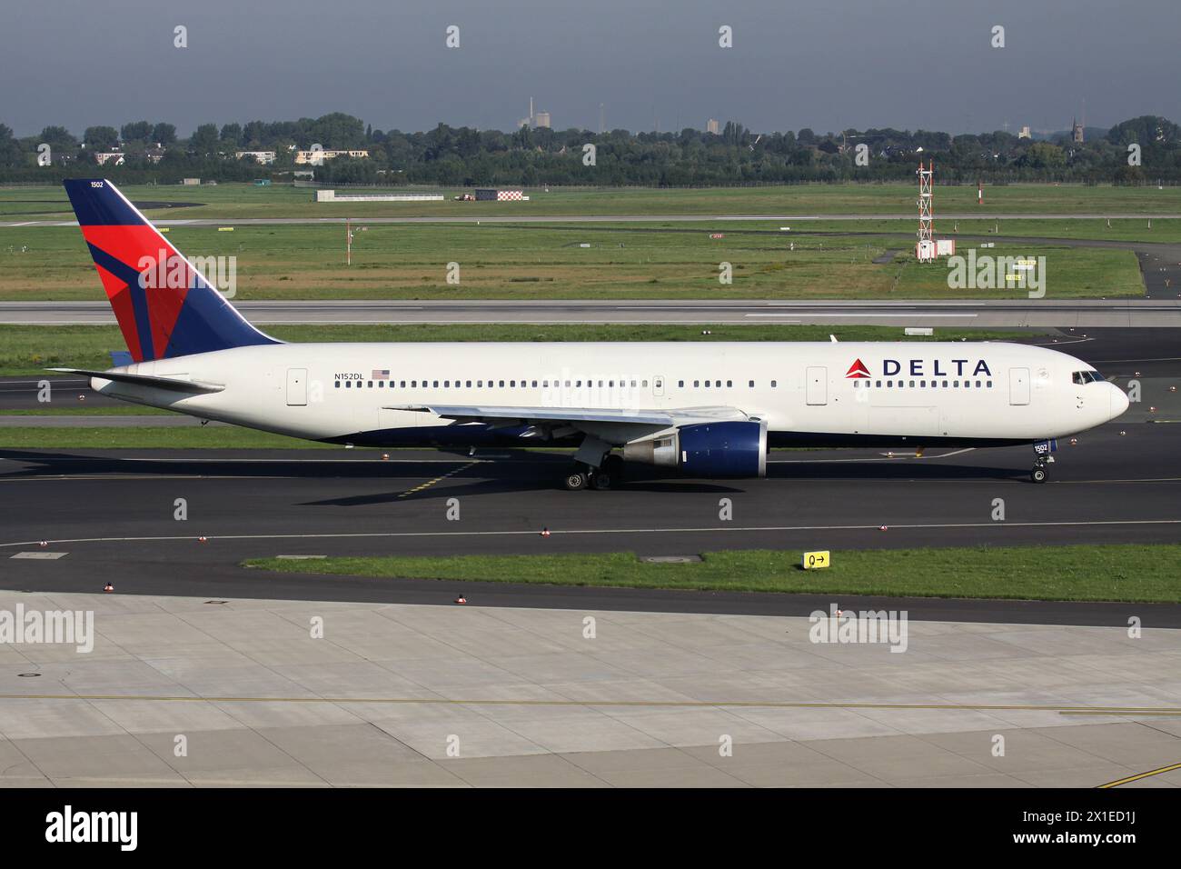 Delta Air Lines Boeing 767-300 immatriculé N152DL sur la voie de circulation de l'aéroport de Dusseldorf Banque D'Images