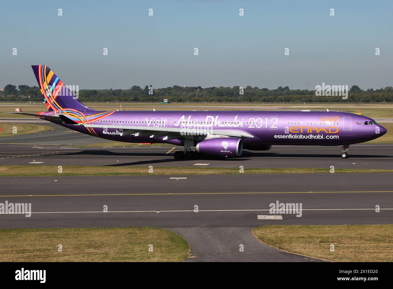 Etihad Airways Airbus A330-300 avec immatriculation A6-AFA en visite spéciale Abu Dhabi livrée sur la voie de circulation à l'aéroport de Dusseldorf Banque D'Images