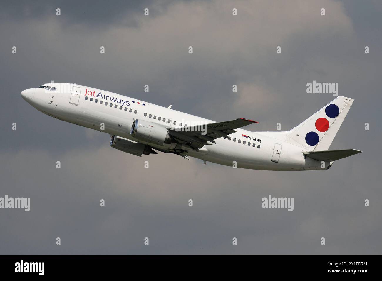 Le Boeing 737-300 de Serbian Jat Airways immatriculé YU-ANK vient de voler à l'aéroport de Dusseldorf Banque D'Images