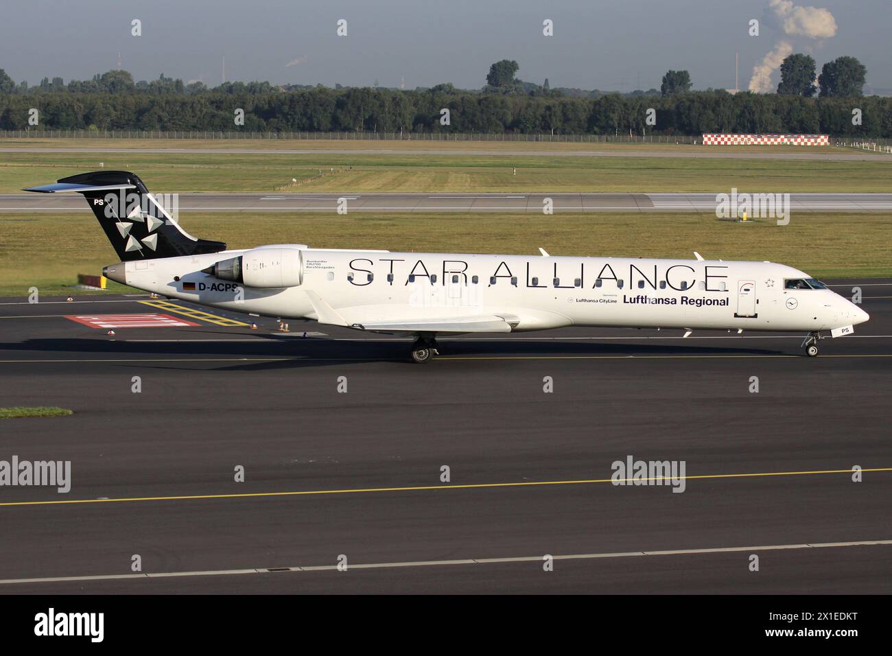 Allemand Lufthansa Regional Bombardier CRJ700 immatriculé d-ACPS en livrée Star Alliance sur la voie de circulation de l'aéroport de Dusseldorf Banque D'Images