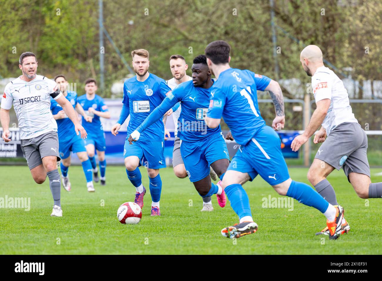 Le Momodou Touray de Warrington Ryland court vers le but à travers un milieu de terrain bondé à la Hive Arena, Gorsey Lane, Warrington contre le Lancaster City FC Banque D'Images