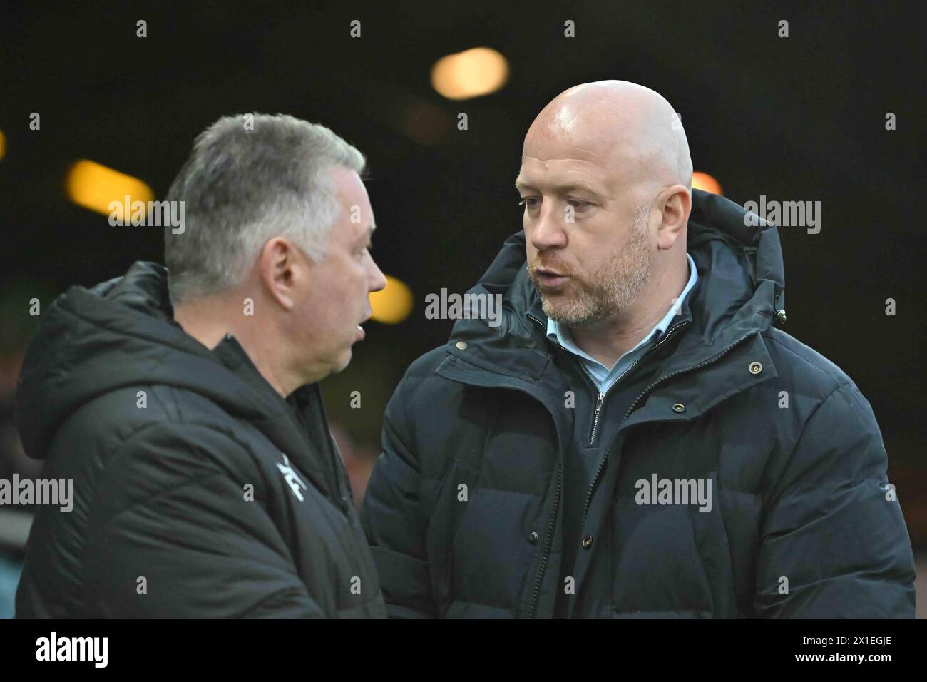 Le manager Charlie Adam (manager Fleetwood) et le manager Darren Ferguson (manager Peterborough United) lors du match de Sky Bet League 1 entre Peterborough et Fleetwood Town à London Road, Peterborough le mardi 16 avril 2024. (Photo : Kevin Hodgson | mi News) crédit : MI News & Sport /Alamy Live News Banque D'Images