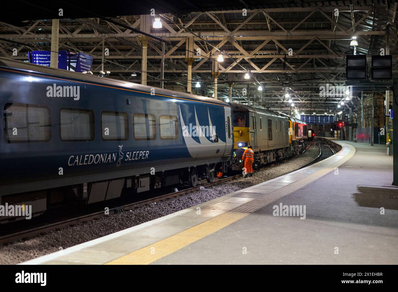 Les locomotives de la partie Inverness de la couchette calédonienne montagneuse repartent pour le train à Edinburgh Waverley à 04,00 heures du matin Banque D'Images