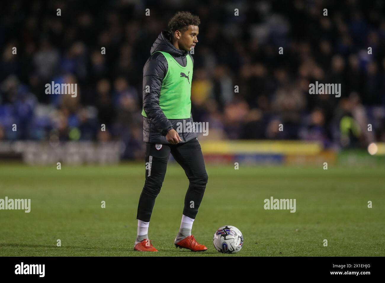 Portsmouth, Royaume-Uni. 16 avril 2024. Theo Chapman de Barnsley s'échauffe à la mi-temps lors du match de Sky Bet League 1 Portsmouth vs Barnsley à Fratton Park, Portsmouth, Royaume-Uni, 16 avril 2024 (photo par Alfie Cosgrove/News images) à Portsmouth, Royaume-Uni le 16/04/2024. (Photo par Alfie Cosgrove/News images/SIPA USA) crédit : SIPA USA/Alamy Live News Banque D'Images