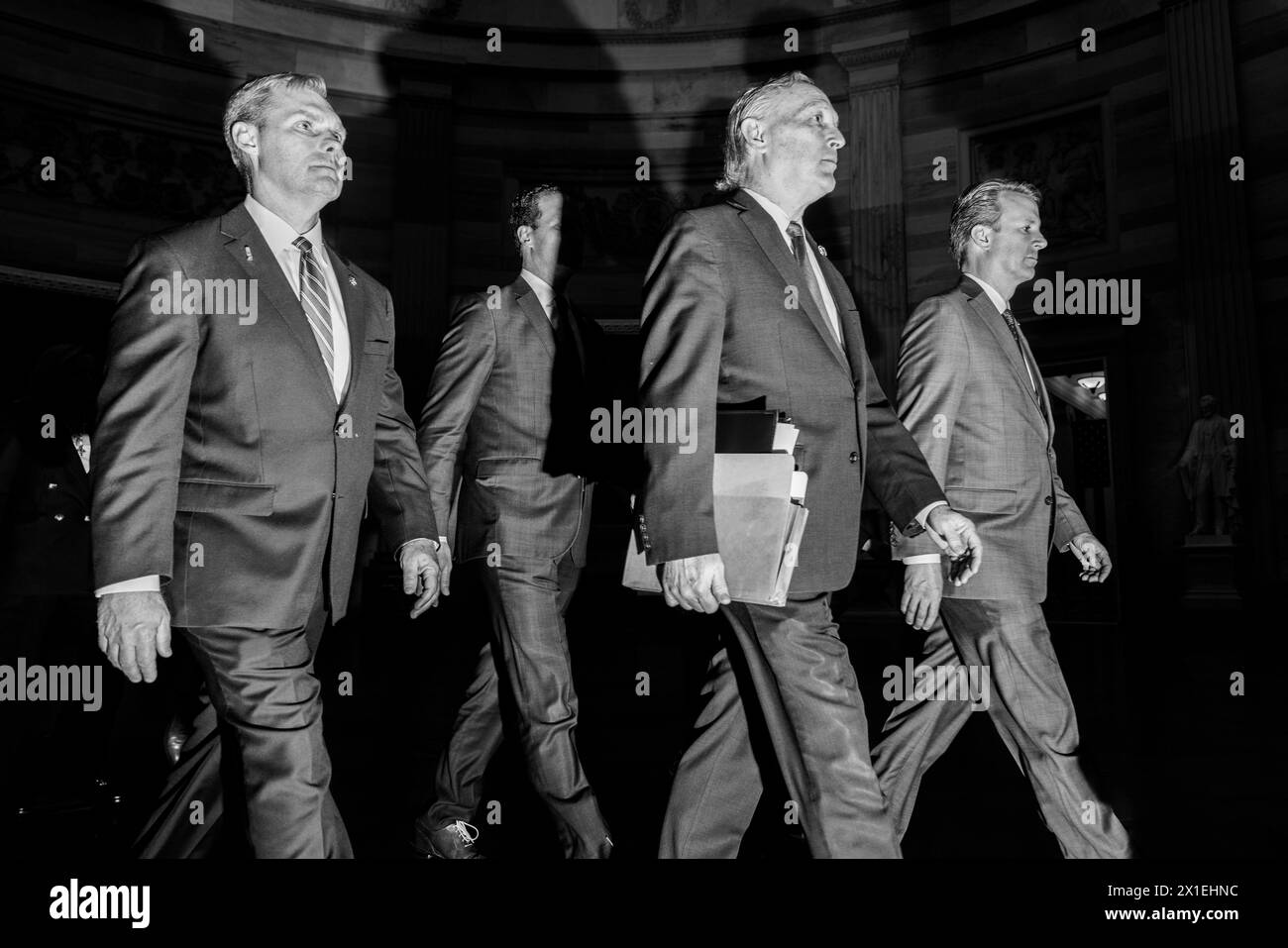 Washington, États-Unis d'Amérique. 16 avril 2024. Les responsables de la destitution de la maison sont vus dans un cortège à travers la rotonde du Capitole à Washington DC, alors qu'ils apportent les articles de destitution du secrétaire à la sécurité intérieure des États-Unis Alejandro Mayorkas à la Chambre du Sénat le mardi 16 avril 2024. Crédit : Aaron Schwartz/CNP/Sipa USA crédit : Sipa USA/Alamy Live News Banque D'Images