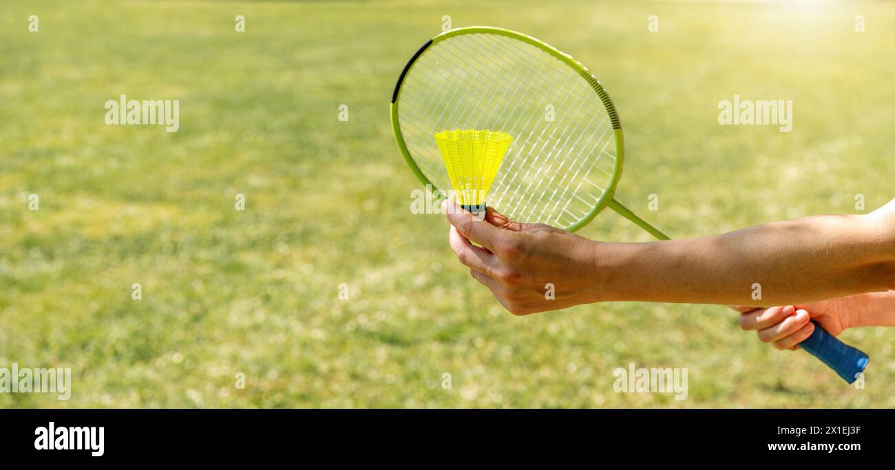 Jouer au badminton en plein air sur la pelouse verte. Banque D'Images