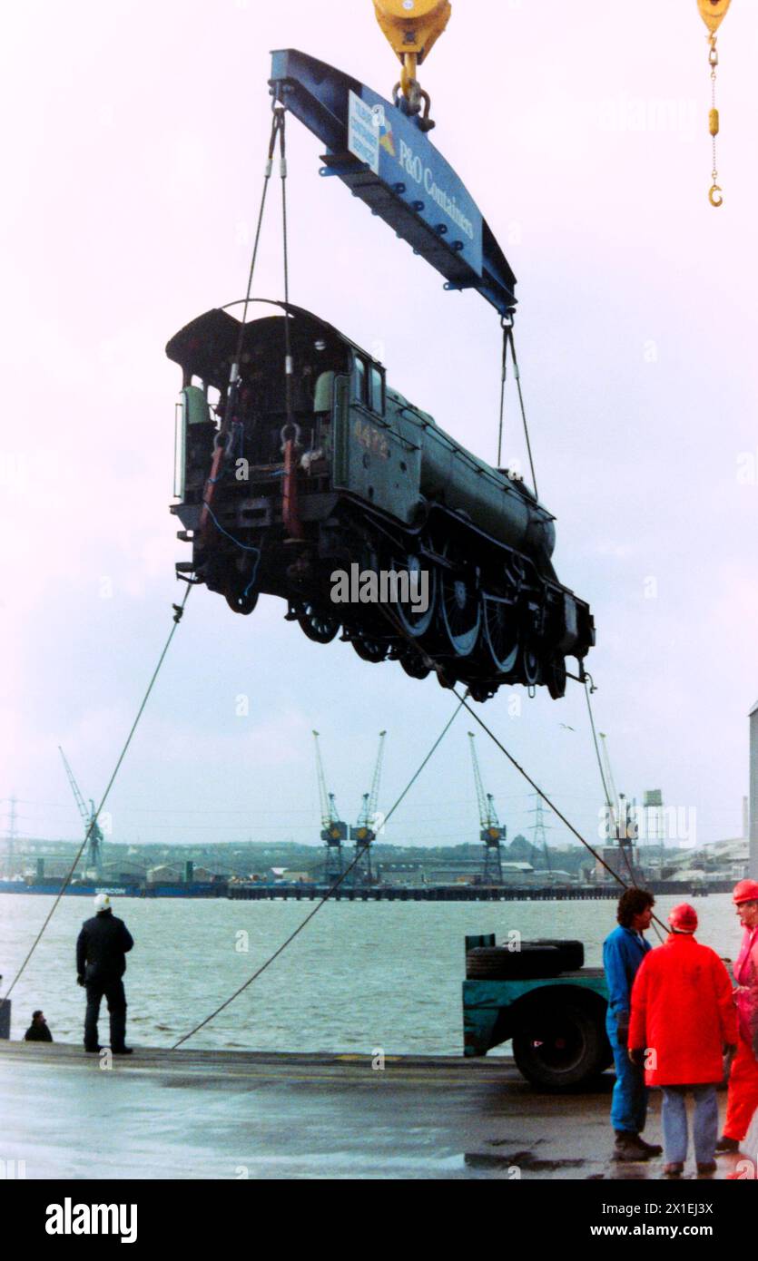 La locomotive à vapeur Flying Scotsman est déchargée du porte-conteneurs français CGM la Perouse à Tilbury Docks, à son retour d'Australie. Le loco avait voyagé à travers le pays tout en participant aux célébrations du bicentenaire de l'Australie en 1988. LNER classe A3 4472 Flying Scotsman Banque D'Images