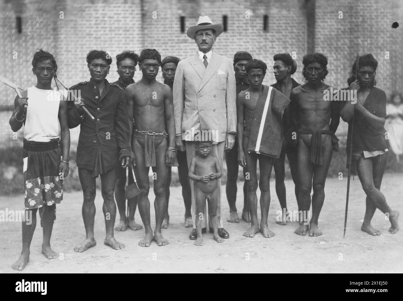 Légende originale : Bontoc, Province de Bontoc, Îles Philippines, 19 septembre 1931. Secrétaire à la Guerre Patrick J. Hurley avec un groupe d'autochtones Banque D'Images