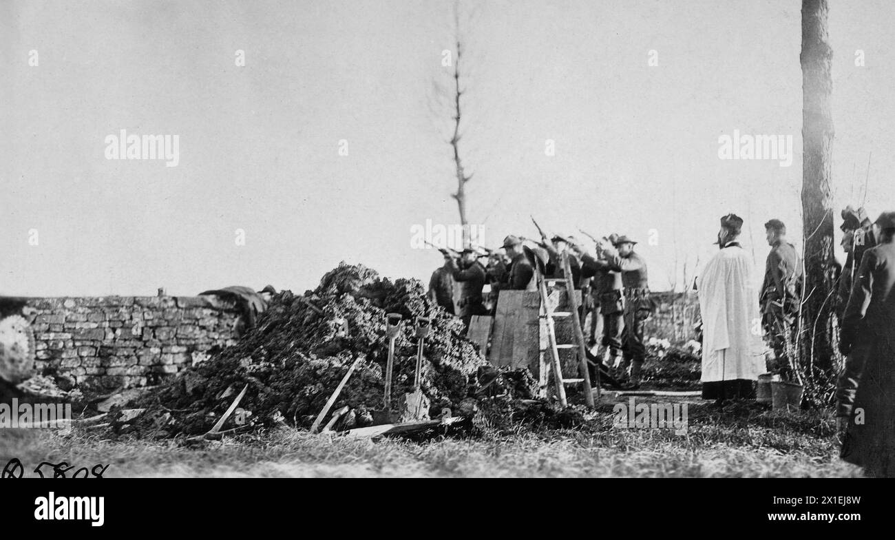 Soldats tirant une volée sur la tombe d'un Marine tombé ; Bruvans France CA. 1917 ou 1918 Banque D'Images