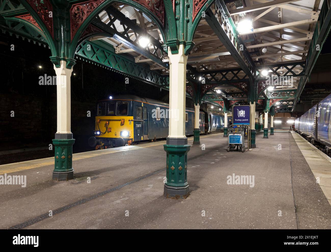 Locomotive GB de classe 73 à Edinburgh Waverley en attente avec 0439 Edinburgh - Aberdeen portion de 2115 Caledonian Sleeper de London Euston Banque D'Images