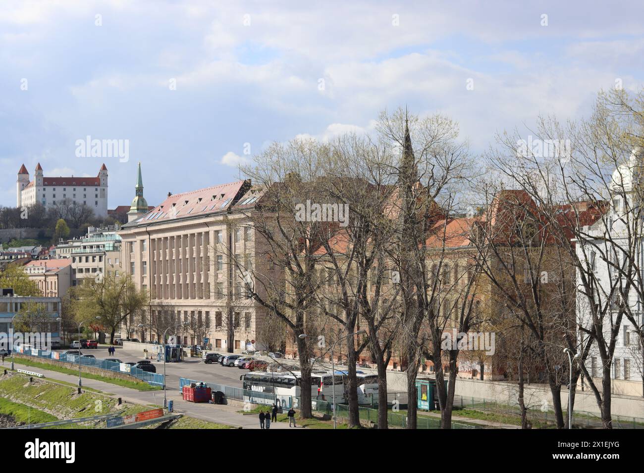 Architecture de Bratislava, Slovaquie. Vue sur la vieille ville depuis le Danube. Jour de printemps nuageux. Photo panoramique de beaux bâtiments anciens. Banque D'Images