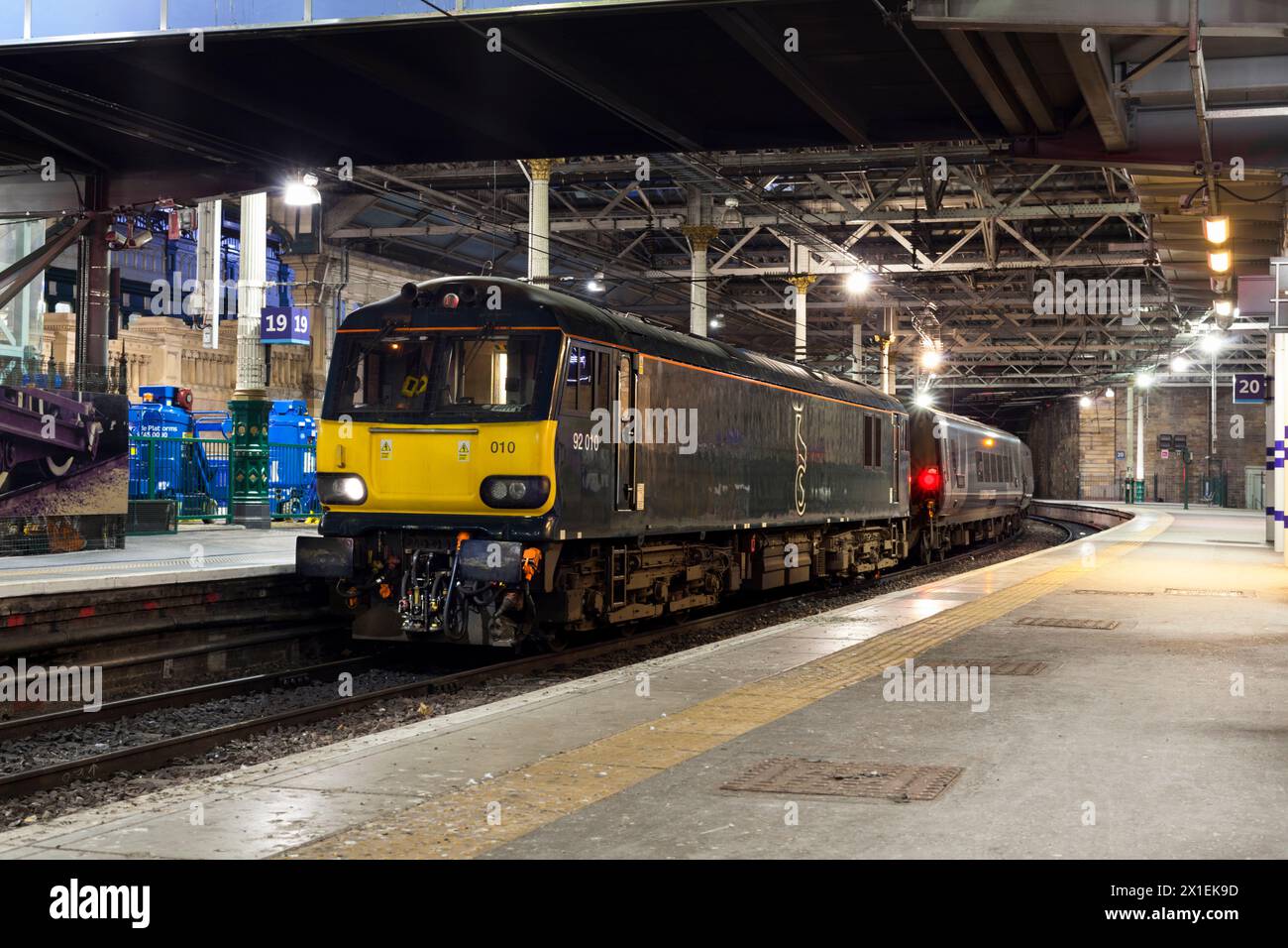 La locomotive GB Railway-Freight Class 92 à Edinburgh Waverley vient de dévier l'autocar de jour et le wagon lounge sur le ft William Caledonian Sleeper Banque D'Images