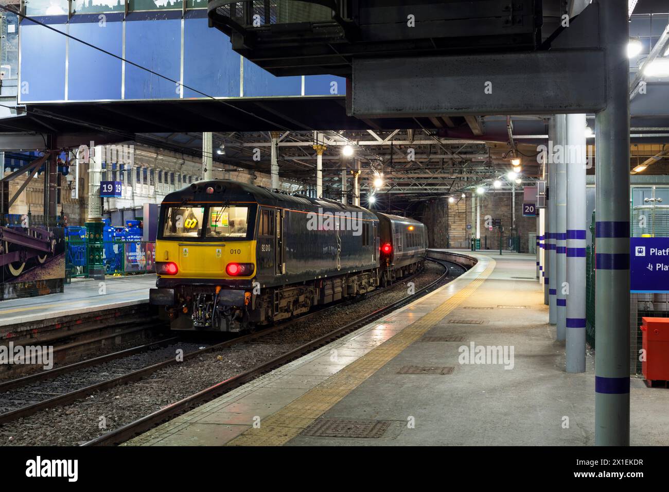 La locomotive GB Railway-Freight Class 92 à Edinburgh Waverley vient de dévier l'autocar de jour et le wagon lounge sur le ft William Caledonian Sleeper Banque D'Images