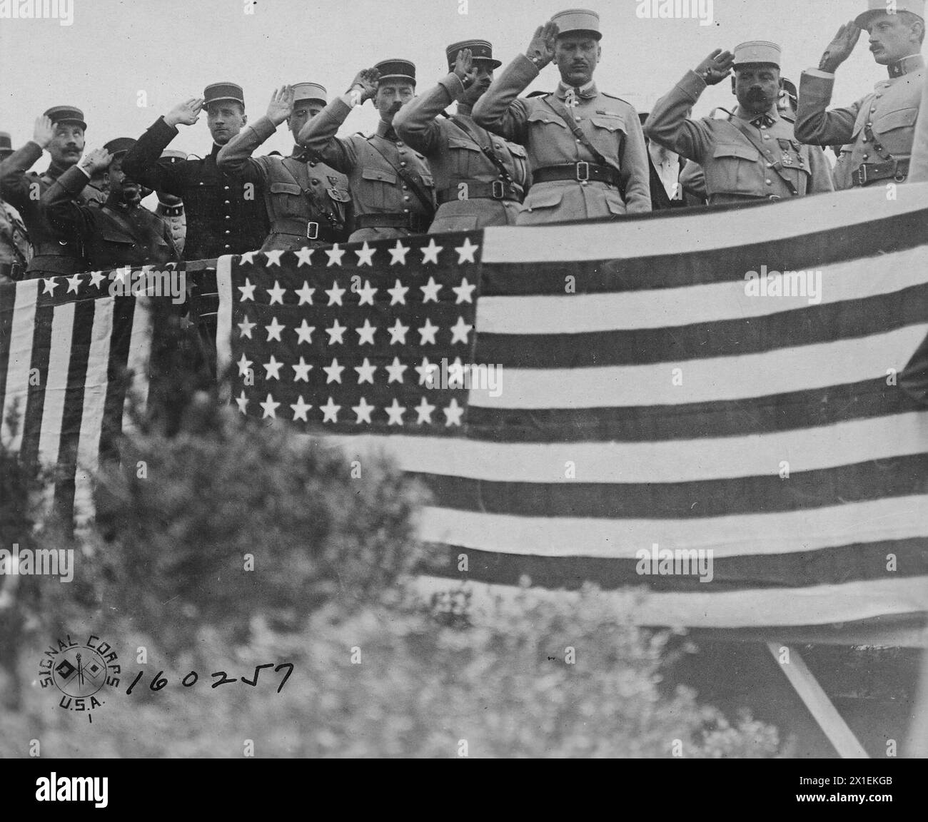 Les officiers français saluent pendant l'hymne national. Cérémonies du Memorial Day au cimetière américain. Tours, France CA. Mai 1919 Banque D'Images