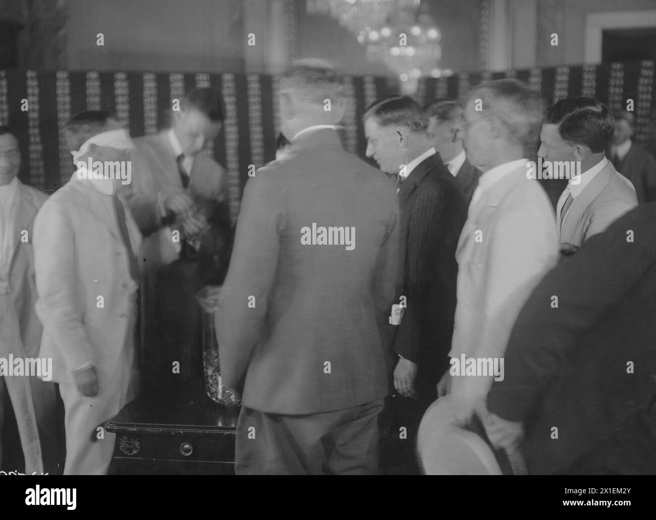 Photos de la première Guerre mondiale : un homme ayant les yeux bandés tire un numéro d'un bol en verre contenant les 10 000 numéros de la conscription militaire du pays. Le dessin a eu lieu dans la salle du caucus de l'édifice à bureaux du sénat CA. 1917 Banque D'Images