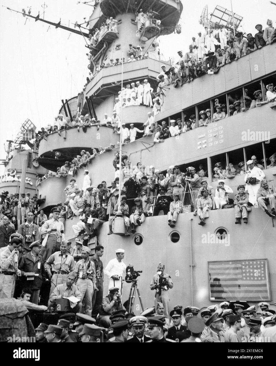 Les spectateurs et les photographes choisissent des points de vue sur le pont de l'USS MISSOURI dans la baie de Tokyo, pour assister à la procédure formelle de reddition japonaise env. 1945 Banque D'Images