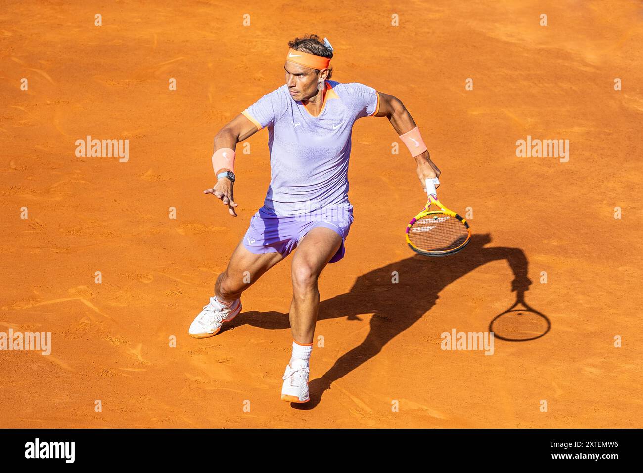 Rafael Nadal joue au tennis sur terre battue à l'Open de Barcelone en 2024 Banque D'Images