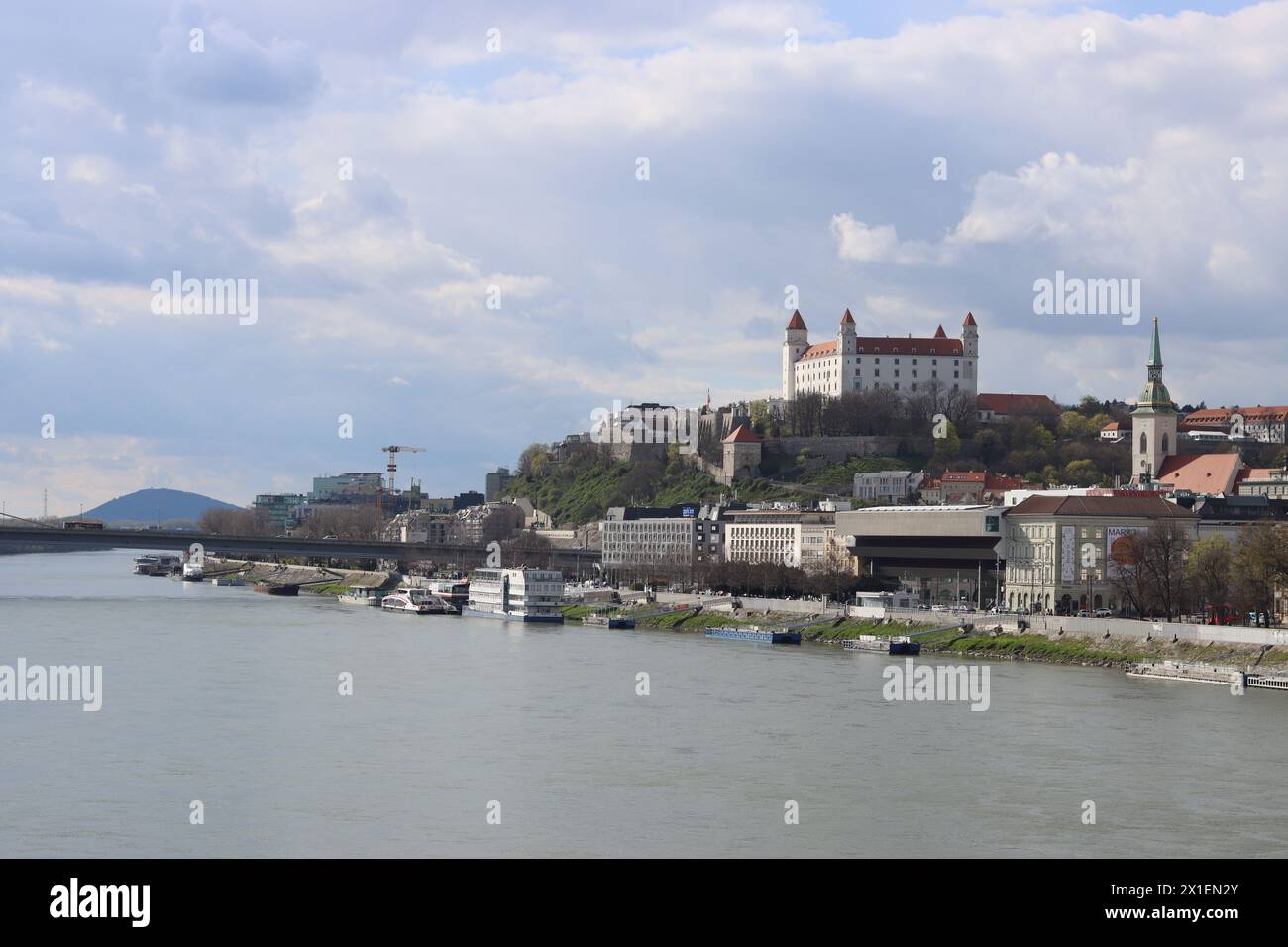 Vue panoramique de la vieille ville de Bratislava depuis le Danube. Château de Bratislava par jour nuageux. Concept d'architecture européenne. Banque D'Images