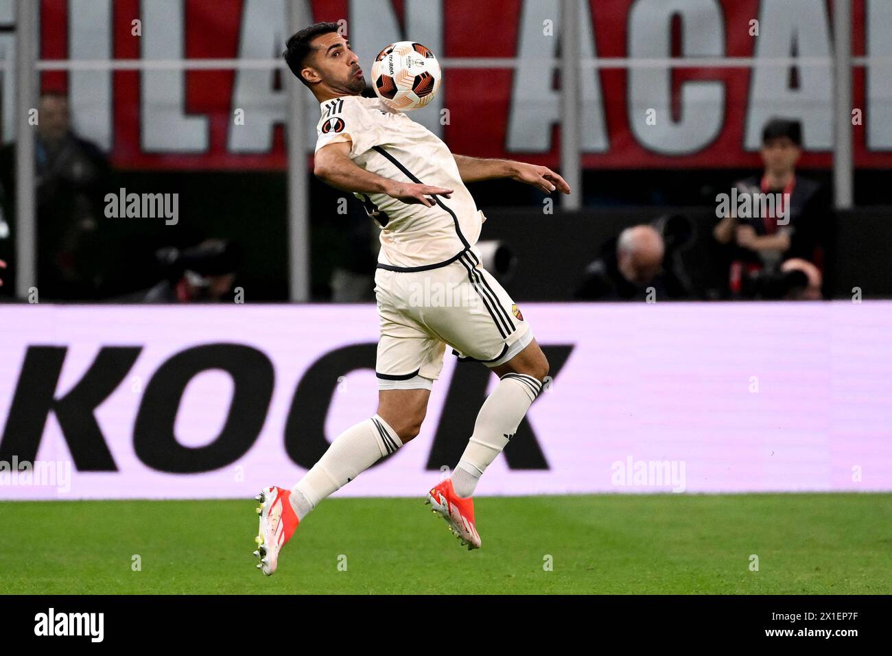 Mehmet Zeki Celik de l'AS Roma en action lors du match de football de l'Europa League entre l'AC Milan et L'AS Roma au stade San Siro de Milan (Italie), le 11 avril 2024. Banque D'Images