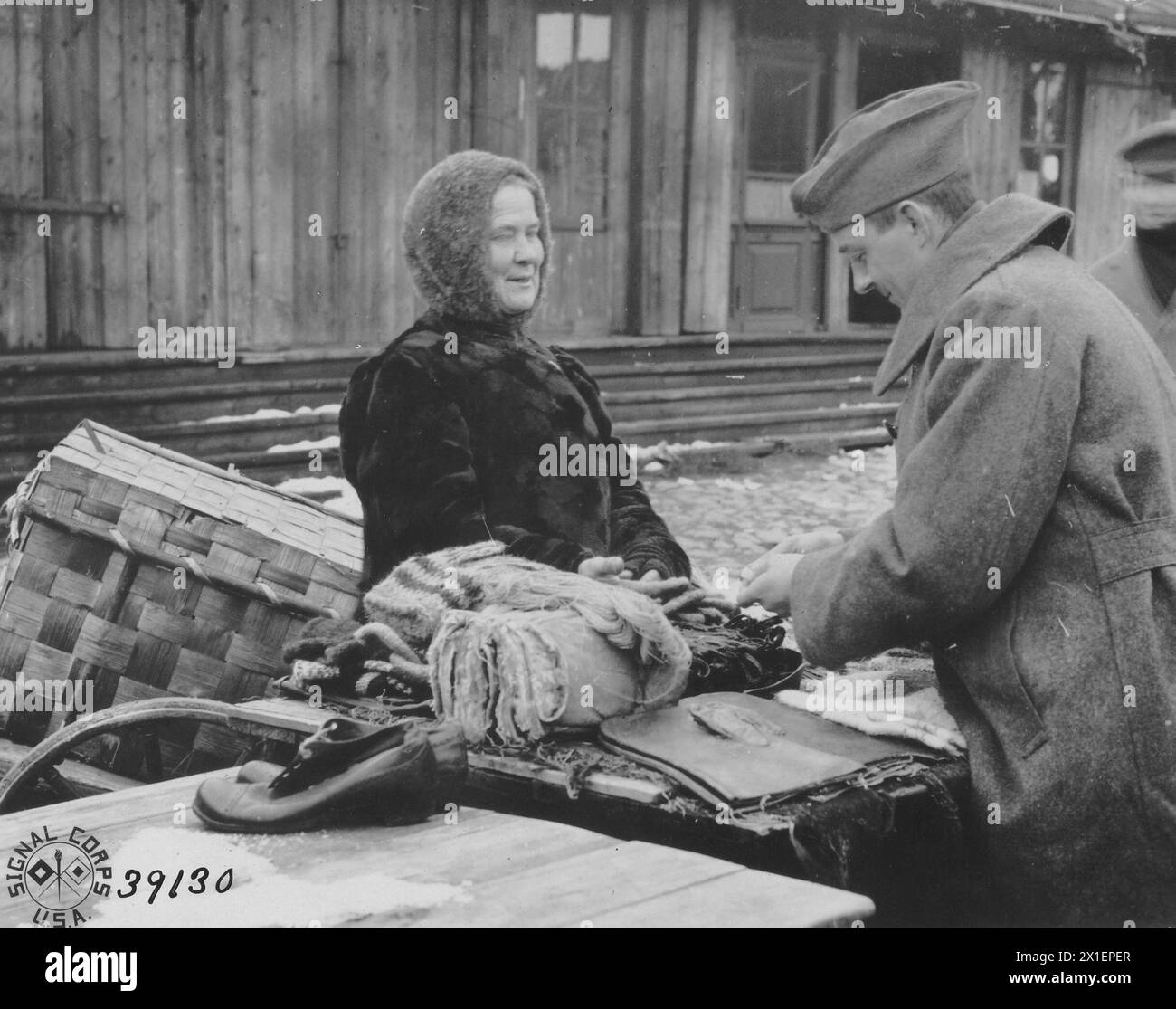 Un soldat américain achetant des marchandises sur un marché à Archange Russia CA. 1918 Banque D'Images